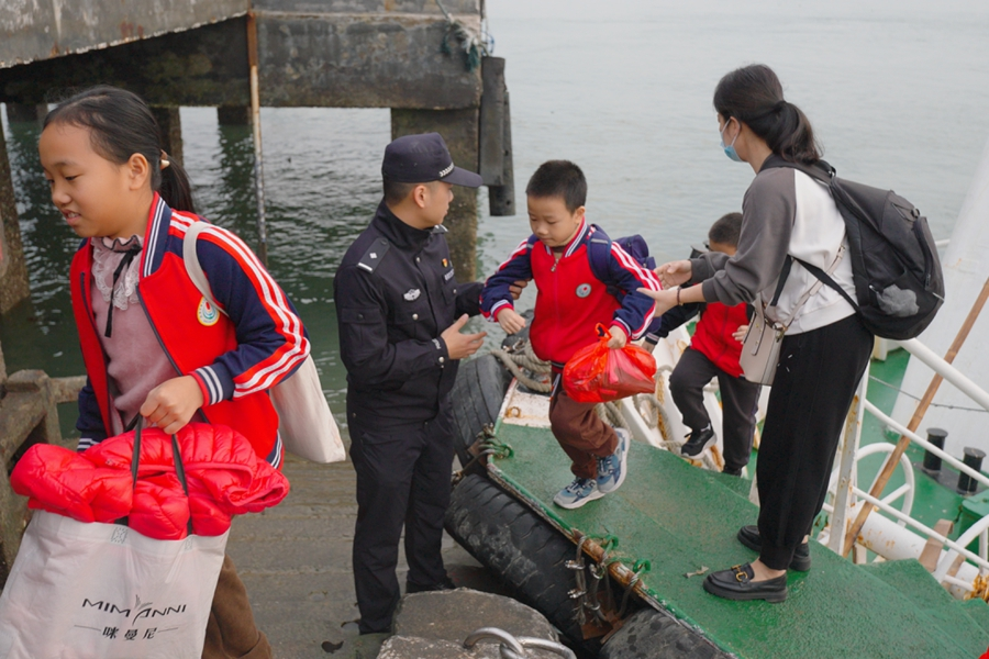 民警方佳地护送学生上学。泉州市公安局泉港分局供图