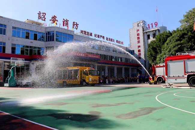 此次活动引导小朋友们在寓教于乐中学习消防安全知识。