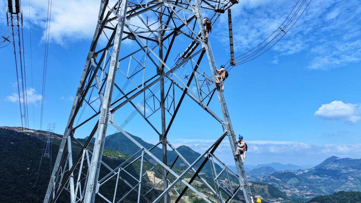 福建送变电公司巡检人员正开展线路检修作业。福建省送变电工程有限公司供图